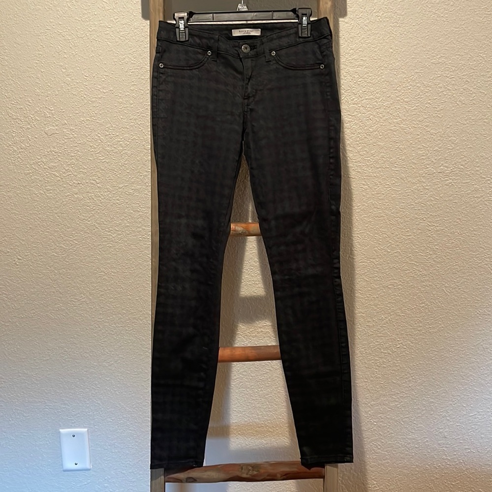 Patterned pants/jeggings.